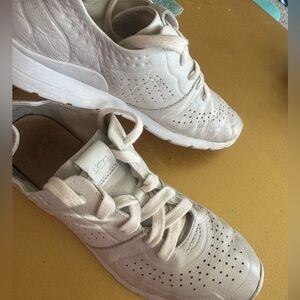 UGG Women's leather Sneakers